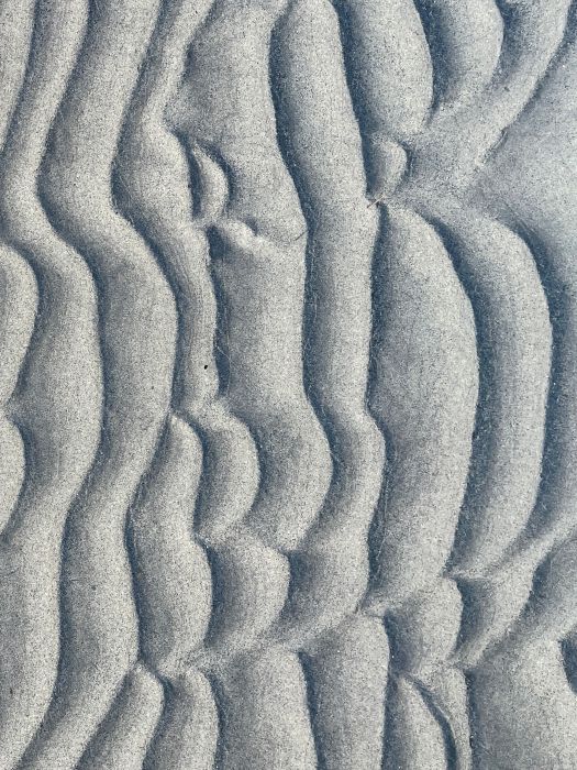 Rippelmarken an der Grenze zwischen Wasser, Sand und Ufer am Lago di Mezzola in Farbe, aufgenommen von Thomas Pfister