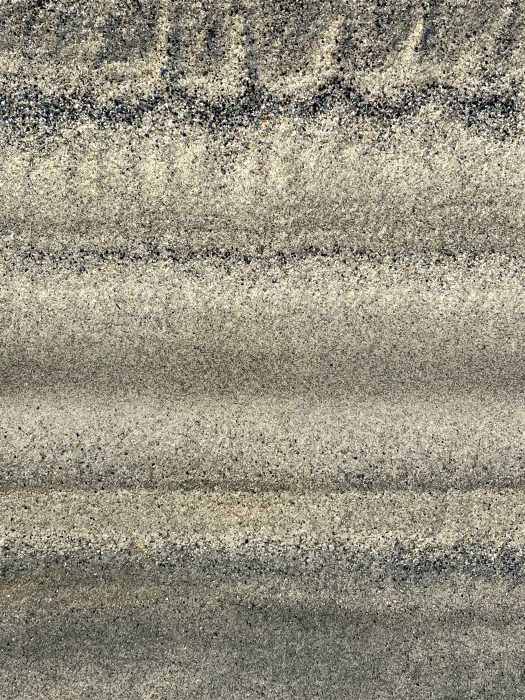 Rippelmarken an der Grenze zwischen Wasser, Sand und Ufer am Lago di Mezzola in Farbe, aufgenommen von Thomas Pfister