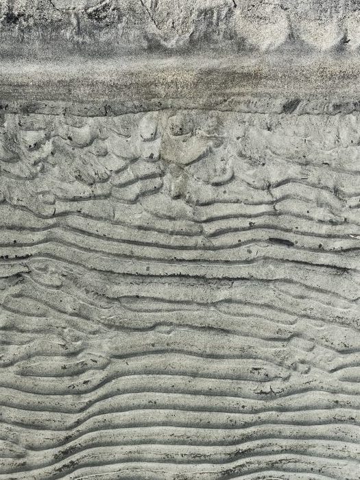 Rippelmarken an der Grenze zwischen Wasser, Sand und Ufer am Lago di Mezzola in Farbe, aufgenommen von Thomas Pfister