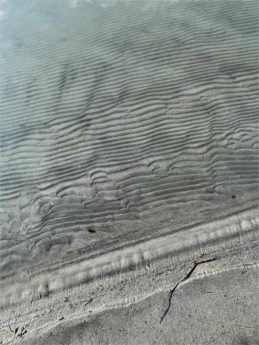 Rippelmarken an der Grenze zwischen Wasser, Sand und Ufer am Lago di Mezzola in Farbe, aufgenommen von Thomas Pfister