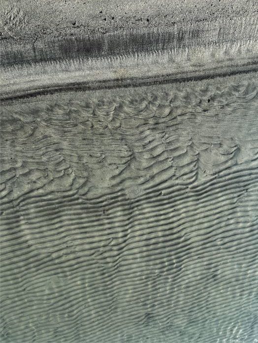 Rippelmarken an der Grenze zwischen Wasser, Sand und Ufer am Lago di Mezzola in Farbe, aufgenommen von Thomas Pfister