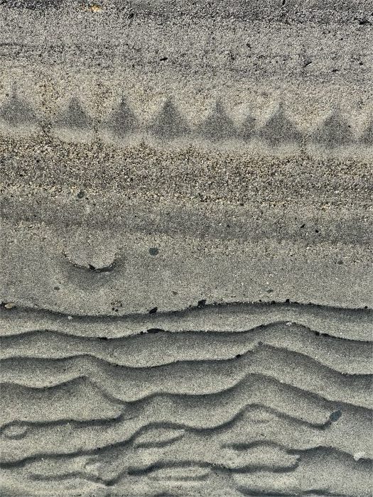 Rippelmarken an der Grenze zwischen Wasser, Sand und Ufer am Lago di Mezzola in Farbe, aufgenommen von Thomas Pfister