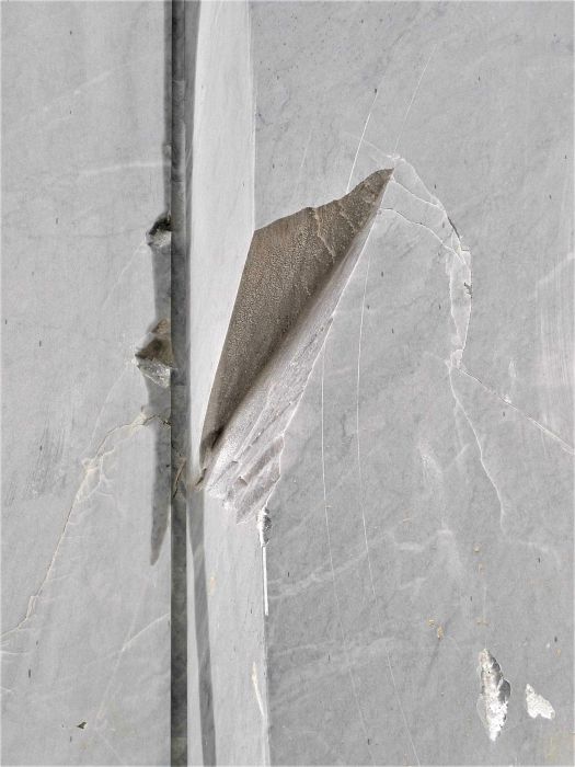 Nahaufnahme von einem Ausschnitt der Gesteinsstruktur aus einem Steinbruch in Carrara in Farbe, Fotografie Thomas Pfister