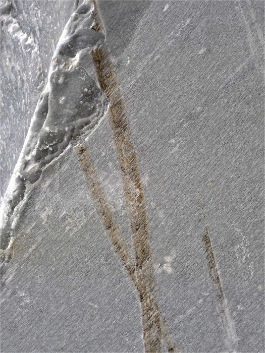 Nahaufnahme von einem Ausschnitt der Gesteinsstruktur aus einem Steinbruch in Carrara in Farbe, Fotografie Thomas Pfister