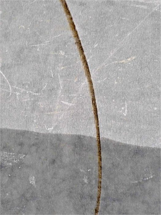 Nahaufnahme von einem Ausschnitt der Gesteinsstruktur aus einem Steinbruch in Carrara in Farbe, Fotografie Thomas Pfister