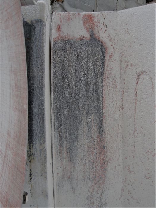 Nahaufnahme von einem Ausschnitt der Gesteinsstruktur aus einem Steinbruch in Carrara in Farbe, Fotografie Thomas Pfister