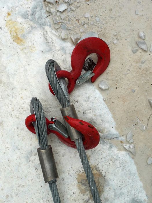 Ausschnitt mit aller Art Werkzeugen aus einem Steinbruch in Carrara in Farbe, Fotografie Thomas Pfister