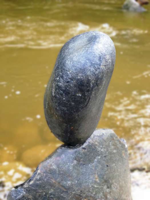 Vergänglichen Skulptur aus Flussgeröll an Flussufer, Fotografie Thomas Pfister