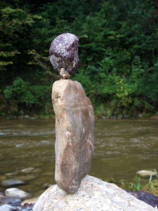 Vergänglichen Skulptur aus Flussgeröll an Flussufer, Fotografie Thomas Pfister