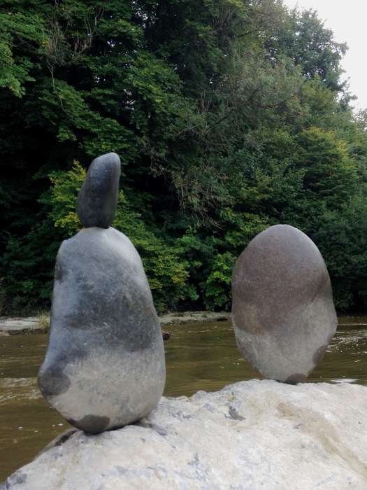 Vergänglichen Skulptur aus Flussgeröll an Flussufer, Fotografie Thomas Pfister