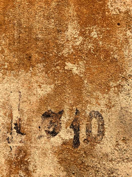 Nahaufnahme einer Gebäudemauer in Farben, Fotografie Thomas Pfister