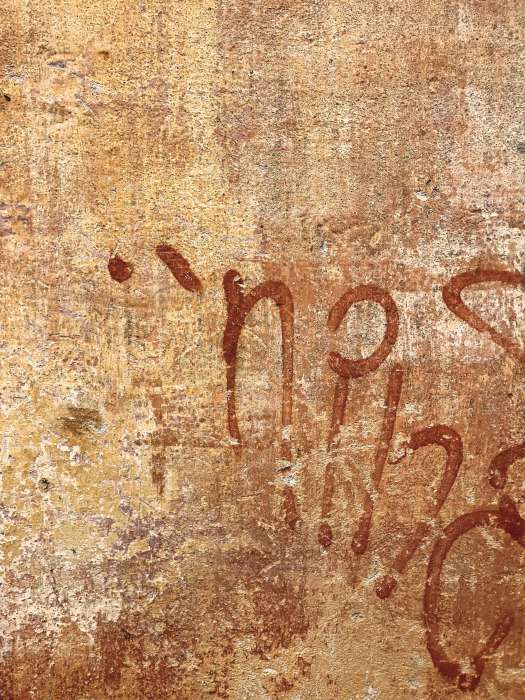 Nahaufnahme einer Gebäudemauer in Farben, Fotografie Thomas Pfister