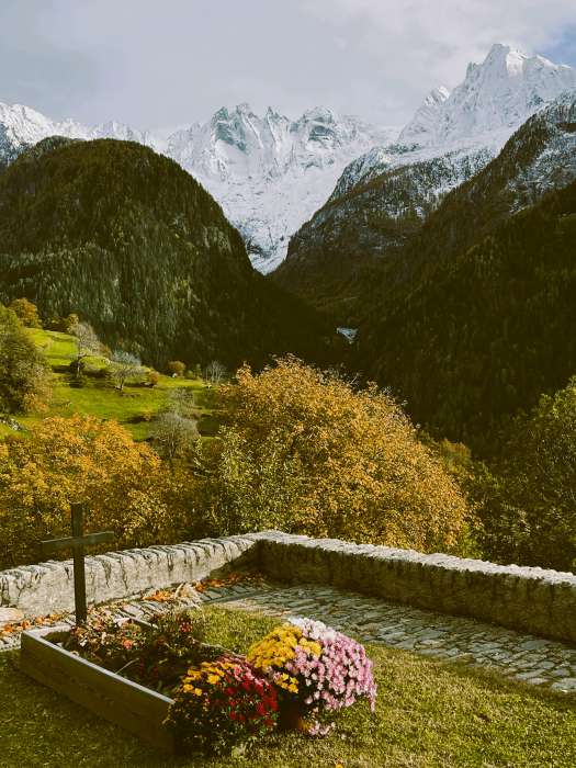 Frisches Grab mit Grabkreuz in den Bergen, Fotografie Thomas Pfister