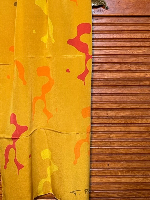 Abstraktion dieser Form auf der Makroaufnahme in farbigem Druck auf Seidenschal.