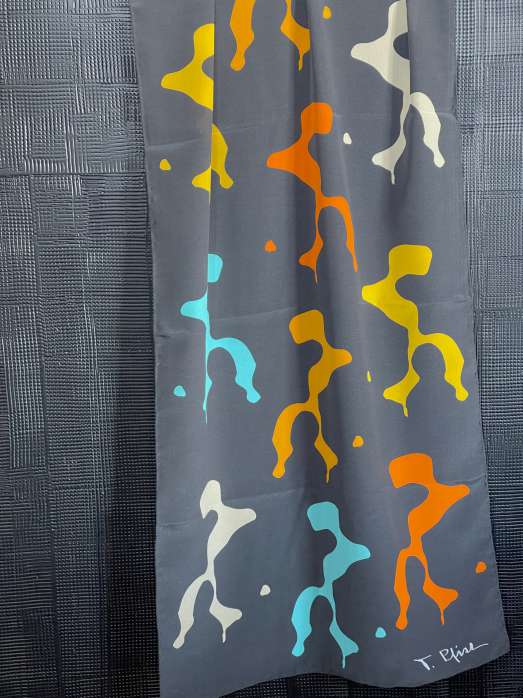 Abstraktion dieser Form auf der Makroaufnahme in farbigem Druck auf Seidenschal.