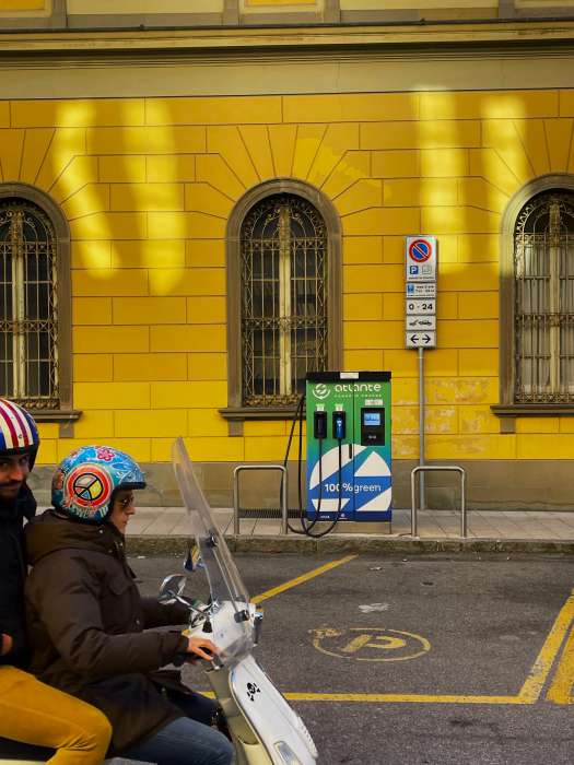 Licht- und Schattenspiel an Hauswand mit Vespa, Fotografie Thomas Pfister