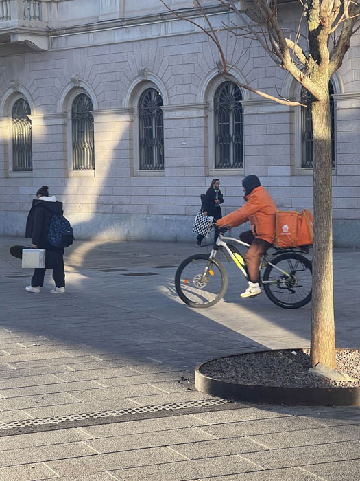 Licht- und Schattenspiel an Hauswand mit Velo, Fotografie Thomas Pfister