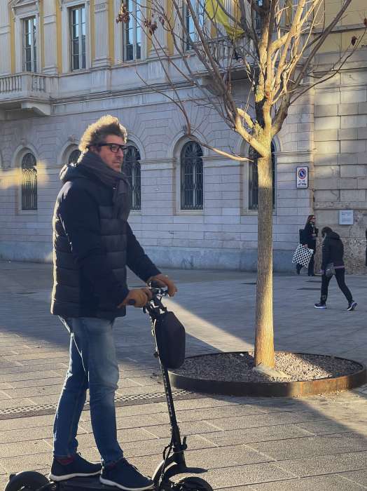 Licht- und Schattenspiel an Hauswand mit Mann, Fotografie Thomas Pfister