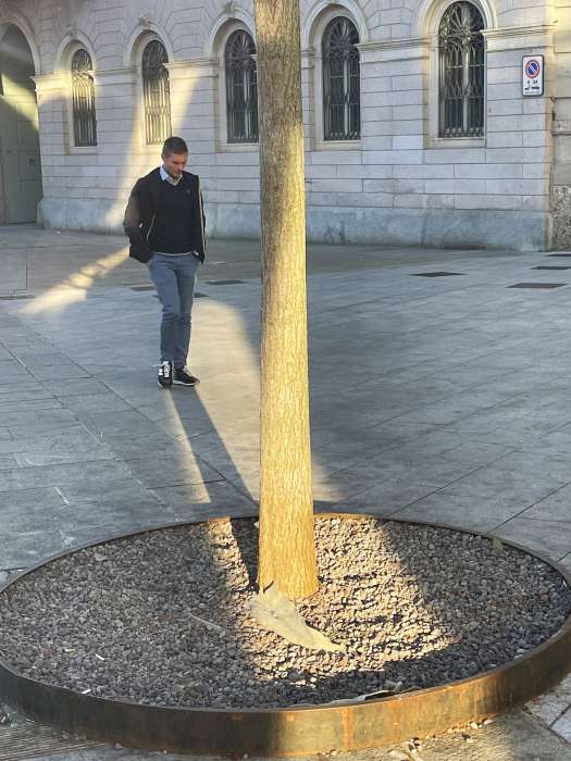 Licht- und Schattenspiel an Hauswand mit Mann, Fotografie Thomas Pfister