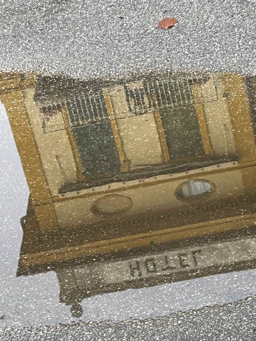 Spiegelungen in Wasserlache, Fotografie Thomas Pfister